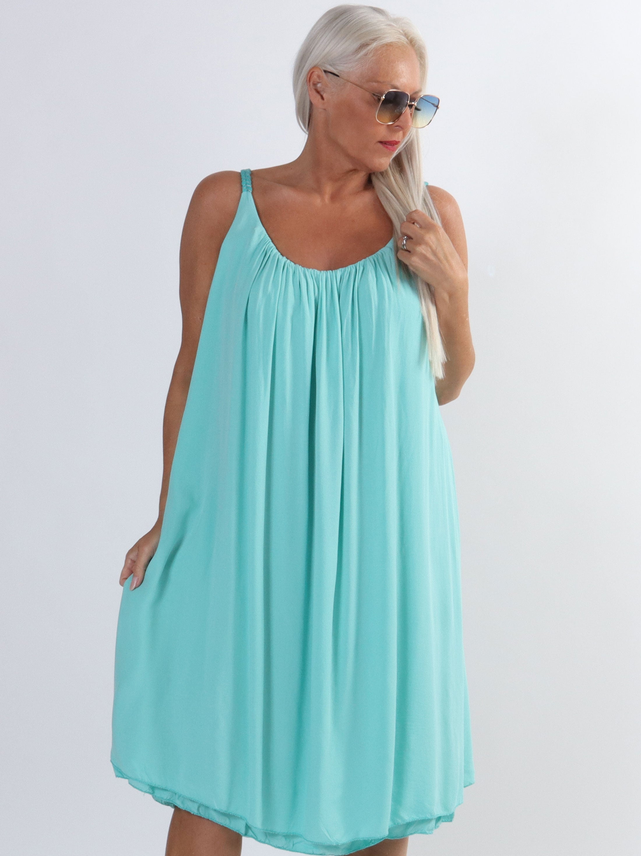 Asia Dress - Söt viskosklänning i plus size med flätade axelband